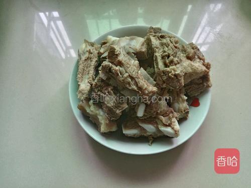 排骨燎好捞出备用.