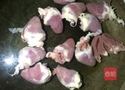 芹菜甜椒炒鸭心的做法图解1