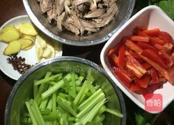 芹菜甜椒炒鸭心的做法图解2