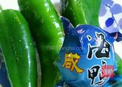 青椒炒咸蛋的做法图解1