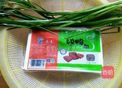 韭菜鸭血的做法图解1