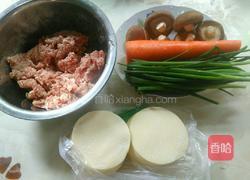 香菇胡萝卜猪肉饺子的做法图解1