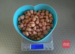 凉拌芹菜花生米的做法图解1