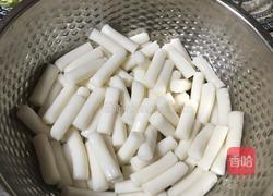 豆瓣酱炒年糕的做法图解1