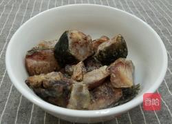蒜苗炒腊鱼块的做法图解1