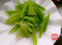 西芹百合炒腰果的做法图解8
