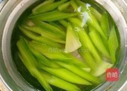 西芹百合炒腰果的做法图解7