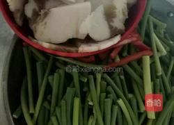 蒜苗炒腊肉的做法图解1