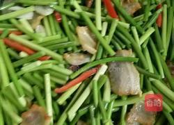 蒜苗炒腊肉的做法图解3