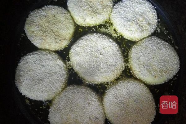 电饼铛加热,倒入油,把桂花糯米饼放进锅里,煎至两面变黄为止