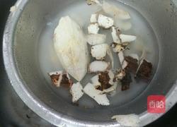 腊肠蒸芋艿的做法图解1