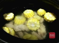 玉米胡萝卜排骨汤的做法图解5