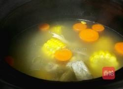 玉米胡萝卜排骨汤的做法图解7