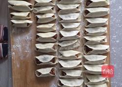 猪肉大葱香菇锅贴的做法图解3