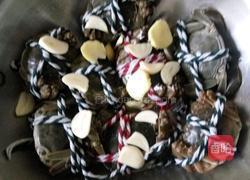 水煮大闸蟹的做法图解2