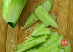 黄瓜炒肉的做法图解2