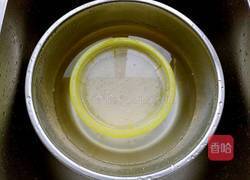 皮蛋瘦肉粥的做法图解1