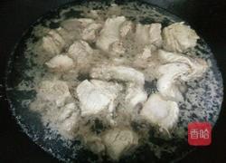 玉米胡萝卜排骨汤的做法图解1