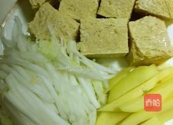白菜土豆冻豆腐汤的做法图解2
