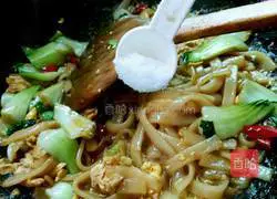 Illustration of how to make stir-fried rice noodles with vegetables and eggs 10