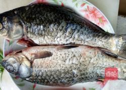 鲫鱼浓汤的做法图解1