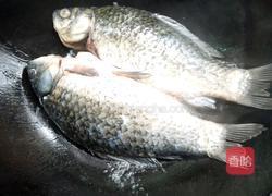 鲫鱼浓汤的做法图解2