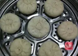 Illustration of how to make peanut and sesame sugar buns 12