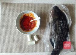 蒜蓉粉丝蒸鱼的做法图解1