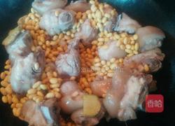 红烧猪蹄煨黄豆的做法图解4