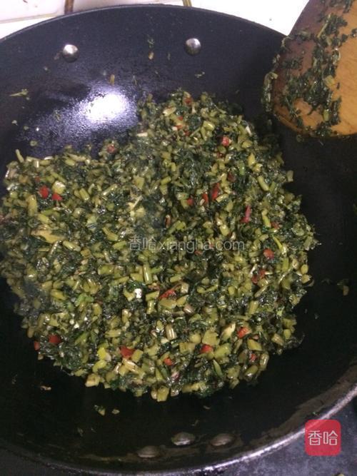 两三天后就可以把萝卜菜拿来炒熟吃咯，炒的时候不需要加盐了，可以加点鸡精调味即可装盘