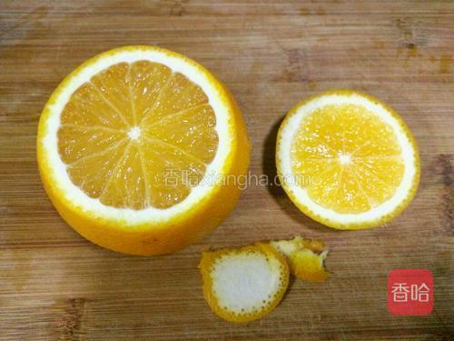 橙子洗干净,在四分之一处切开(如果底部不平也稍微切一下)