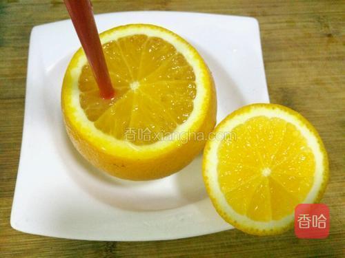 放在干净的碗里,用筷子在橙子上插几个洞