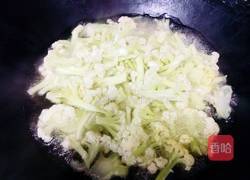 回锅肉炒花菜的做法图解4