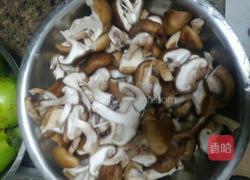 蘑菇炖土豆的做法图解1