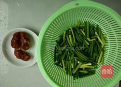 腊肠炒蒜心的做法图解3