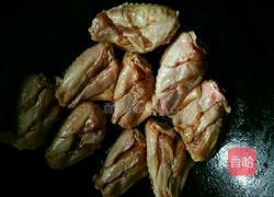 可乐炖鸡翅的做法图解3