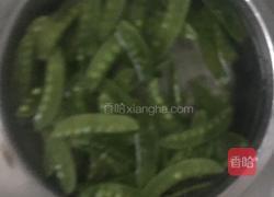 腊肠炒荷兰豆的做法图解1