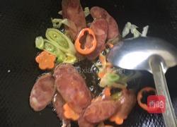 腊肠炒荷兰豆的做法图解2