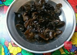 木耳炒竹笋的做法图解2