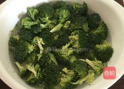 红萝卜炒西兰花的做法图解1