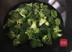 红萝卜炒西兰花的做法图解3