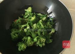 红萝卜炒西兰花的做法图解5