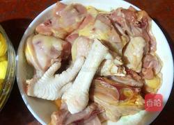 板栗焖鸡肉的做法图解2