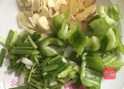 红烧土鸡茄子皮带面的做法图解1
