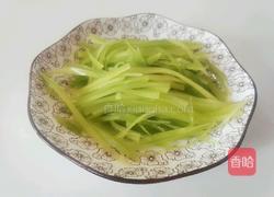 莴笋丝小肠瘦肉汤的做法图解2