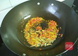 蒜苗爆小肠的做法图解6