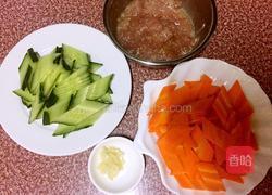 胡萝卜黄瓜炒肉片的做法图解1