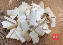 瘦肉炒鸡腿菇的做法图解1
