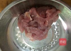 瘦肉炒鸡腿菇的做法图解2