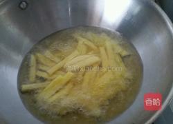 红肠蒜苔土豆条的做法图解2